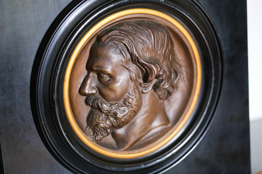 Médaillon en bronze patiné réalisé par Eugène Guillaume (1822 - 1905) représentant l'architecte Alexis Paccard (1817 - 1867)