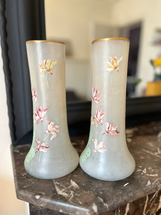 Paire de vases à motif de fleurs par Legras fin XIXe début XXe siècle