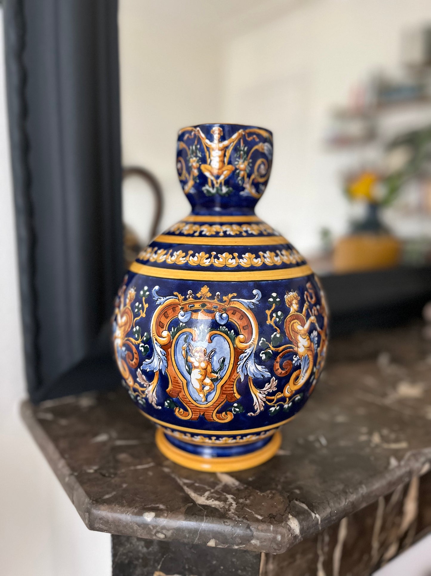 Pichet en faïence de Gien décor renaissance à fond bleu fin XIXe siècle