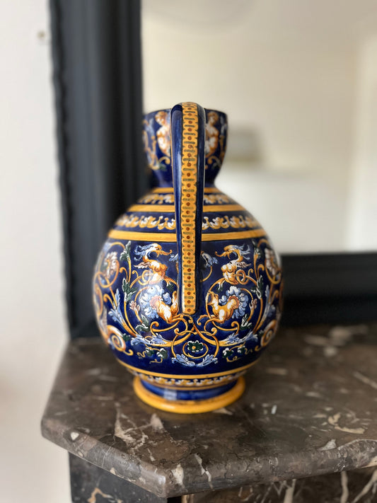 Pichet en faïence de Gien décor renaissance à fond bleu fin XIXe siècle