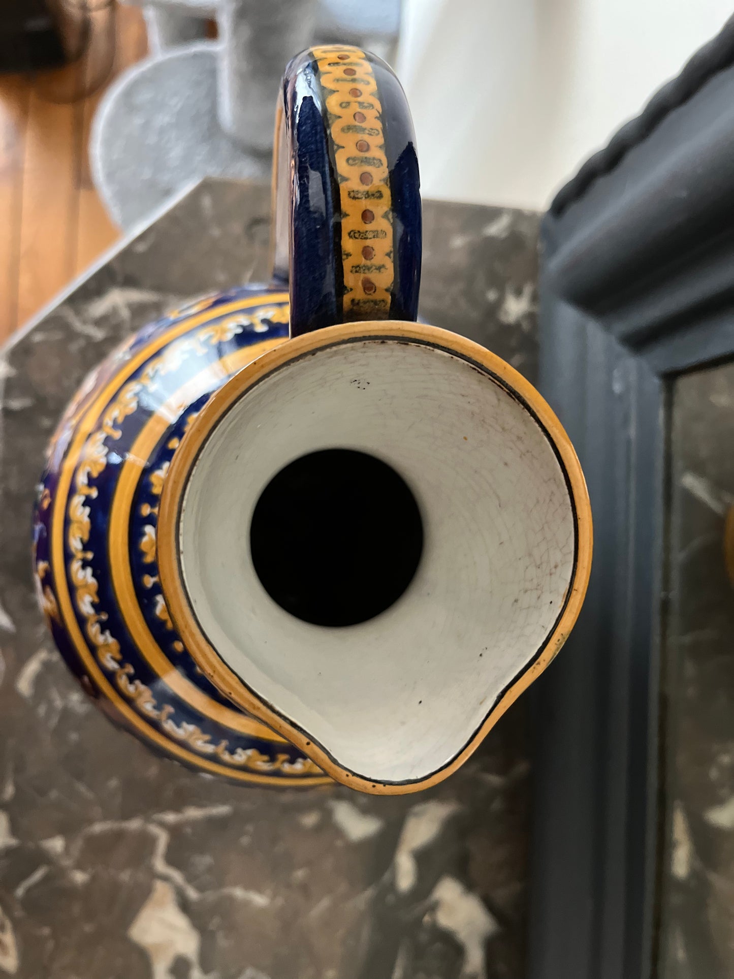 Pichet en faïence de Gien décor renaissance à fond bleu fin XIXe siècle