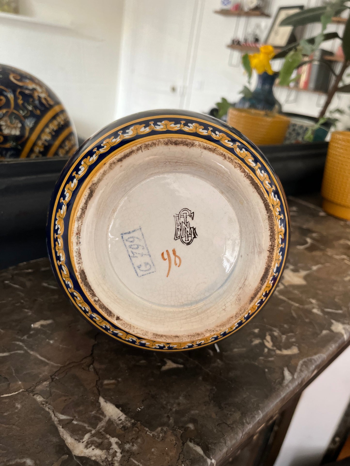 Pichet en faïence de Gien décor renaissance à fond bleu fin XIXe siècle