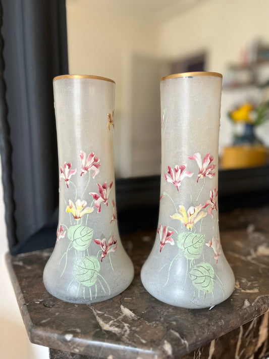 Paire de vases à motif de fleurs par Legras fin XIXe début XXe siècle