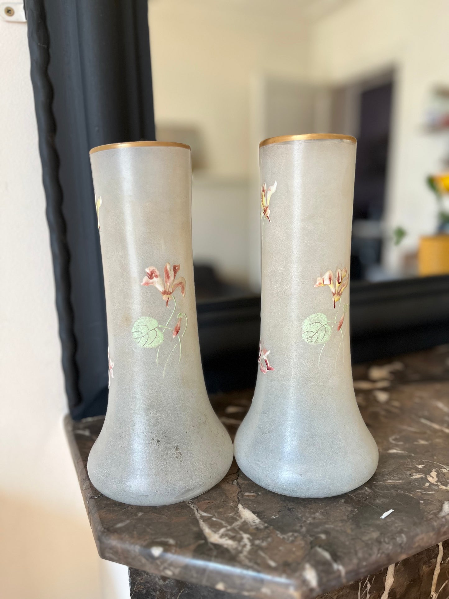Paire de vases à motif de fleurs par Legras fin XIXe début XXe siècle