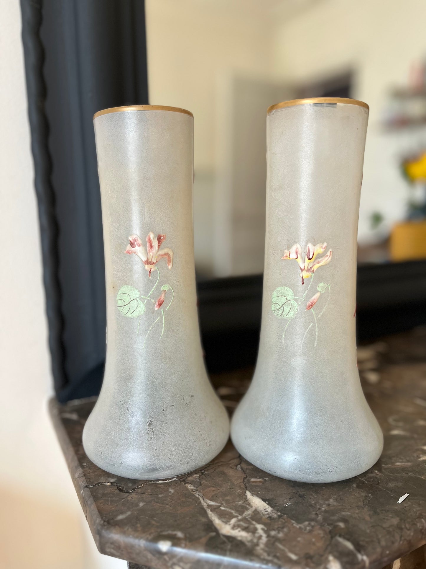 Paire de vases à motif de fleurs par Legras fin XIXe début XXe siècle