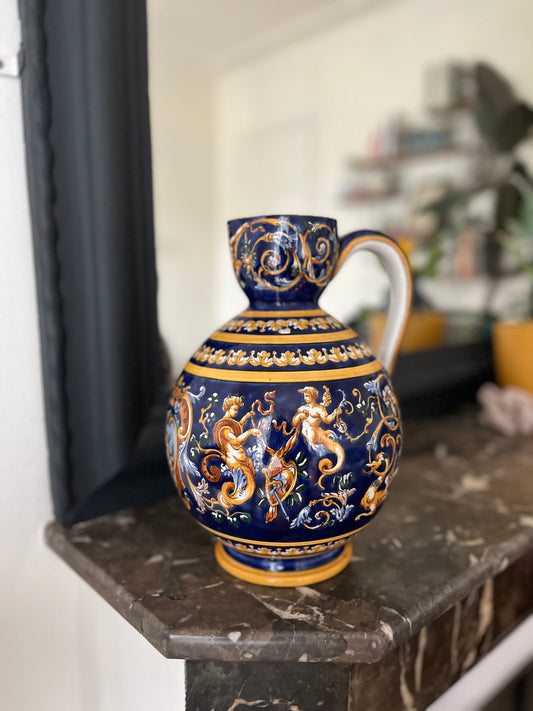 Pichet en faïence de Gien décor renaissance à fond bleu fin XIXe siècle