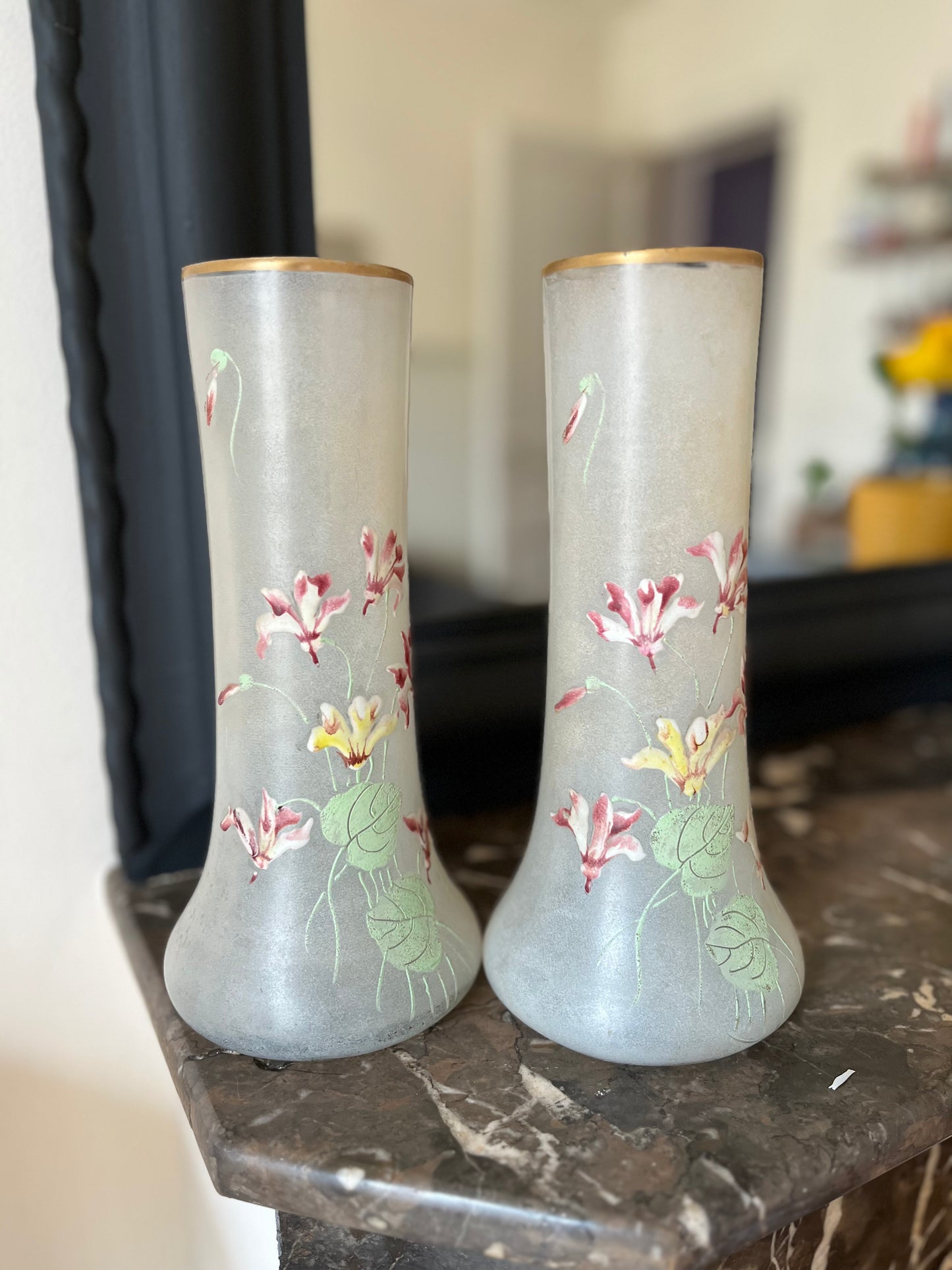 Paire de vases à motif de fleurs par Legras fin XIXe début XXe siècle