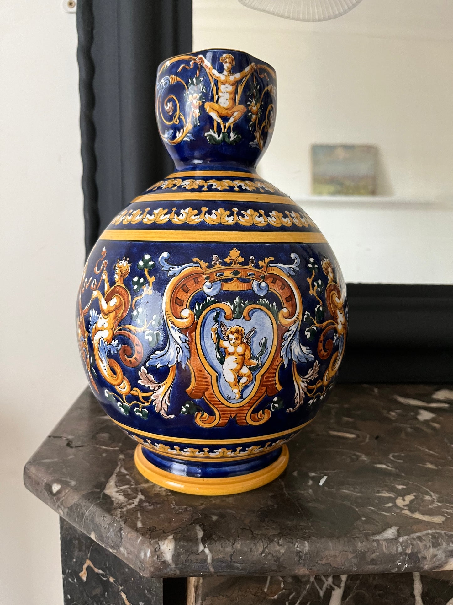 Pichet en faïence de Gien décor renaissance à fond bleu fin XIXe siècle