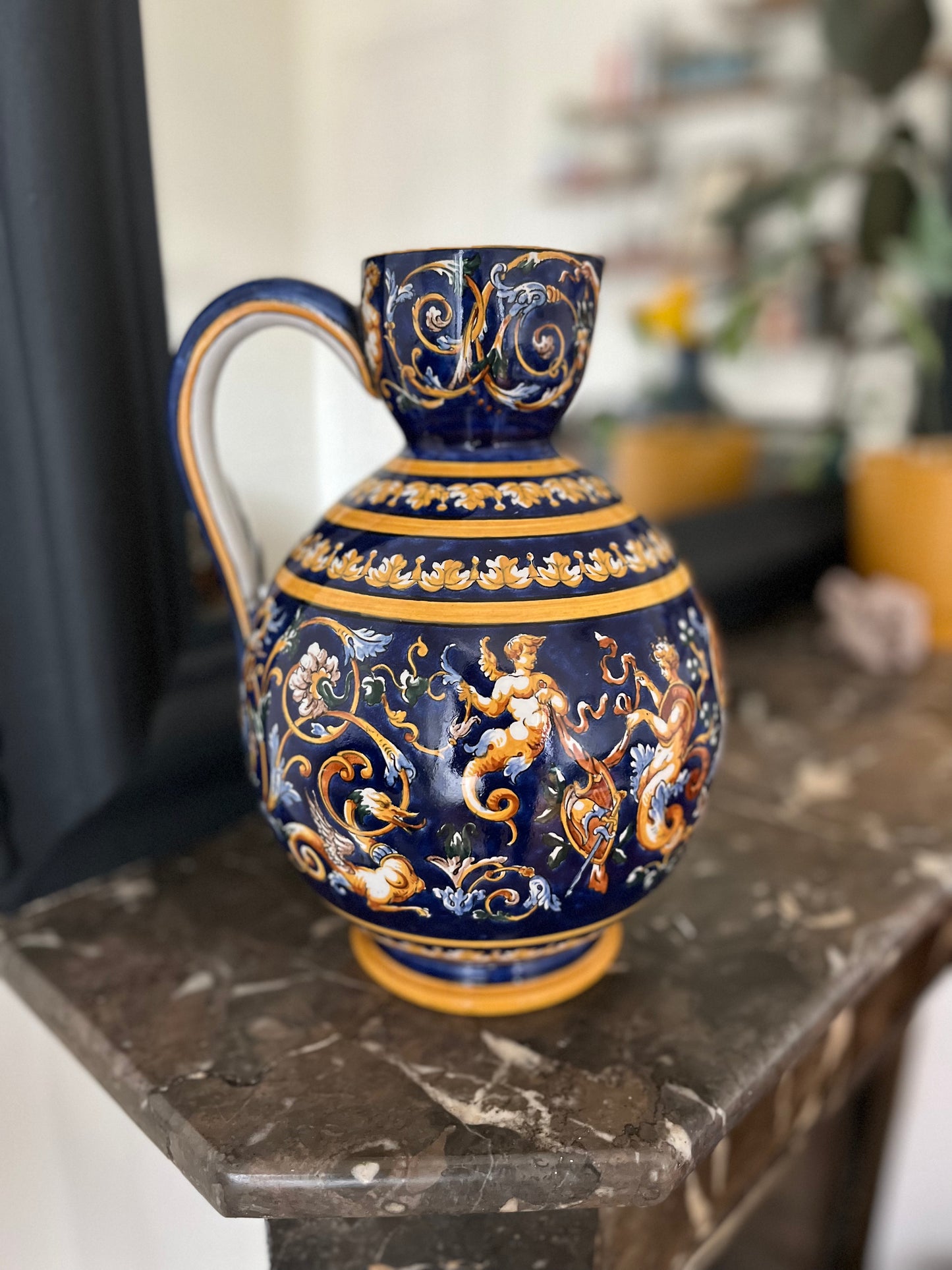 Pichet en faïence de Gien décor renaissance à fond bleu fin XIXe siècle