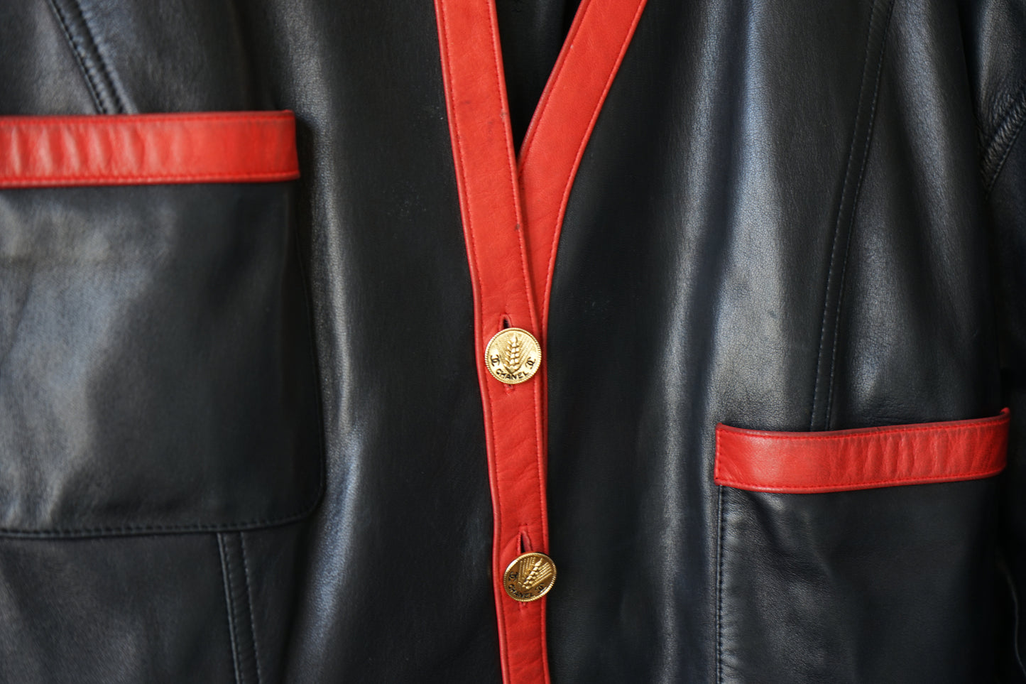 Chanel veste en cuir vintage noire et rouge