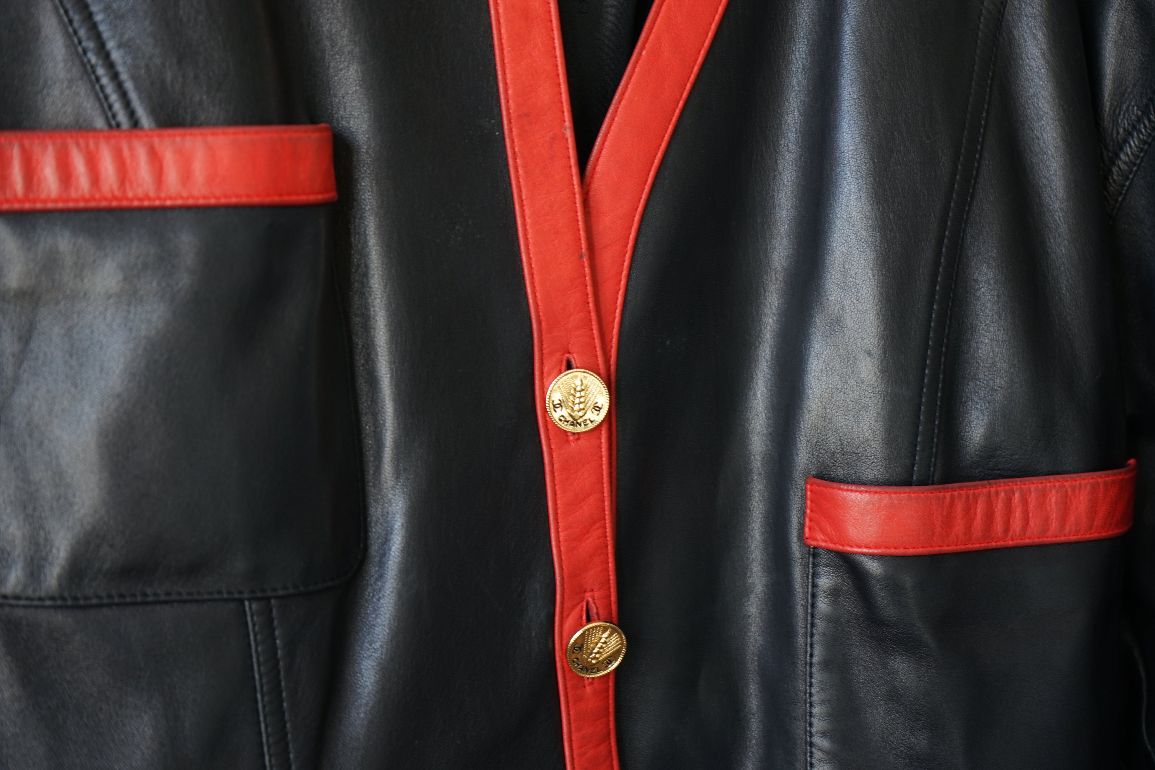 Chanel veste en cuir vintage noire et rouge