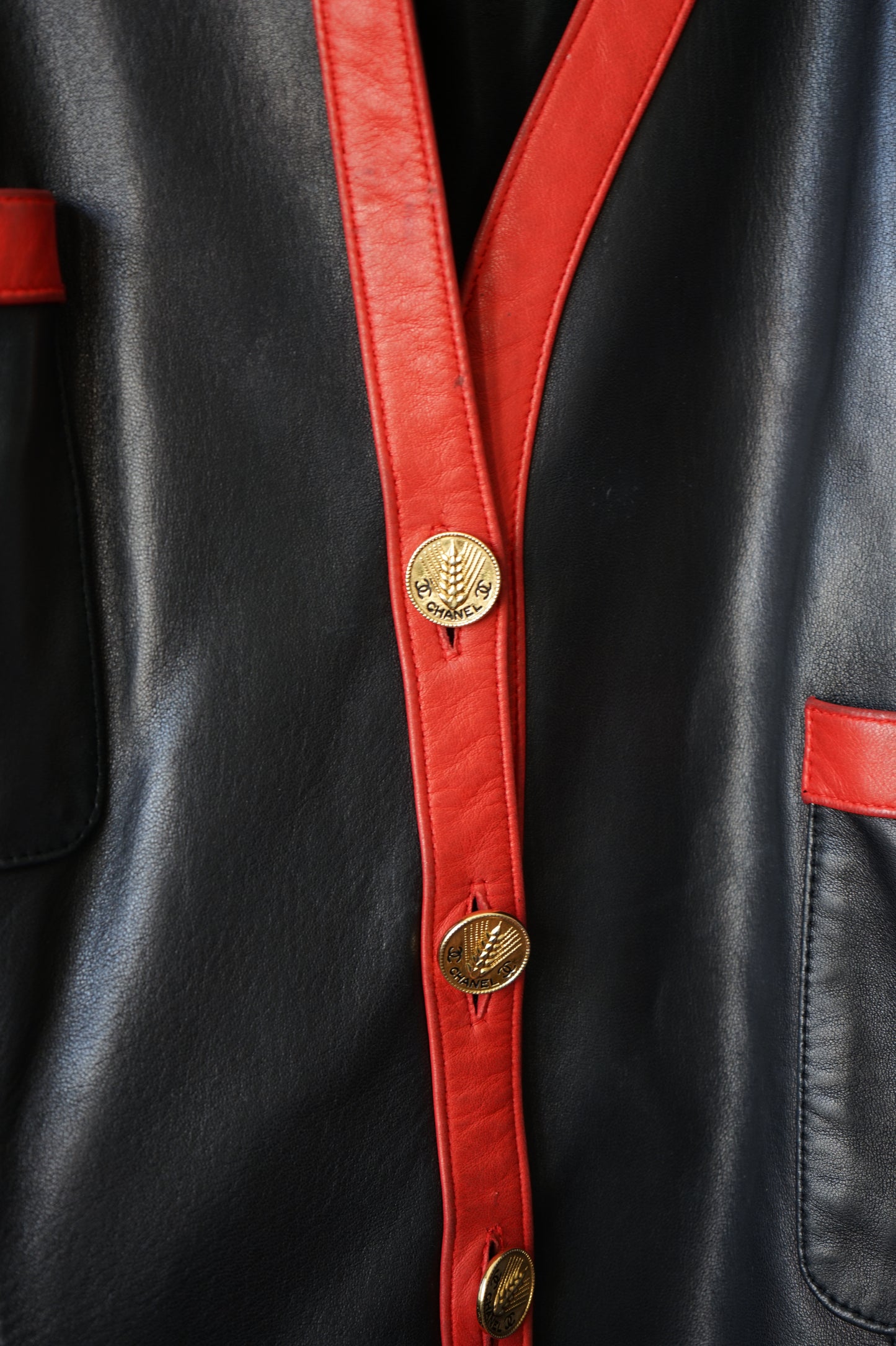 Chanel veste en cuir vintage noire et rouge