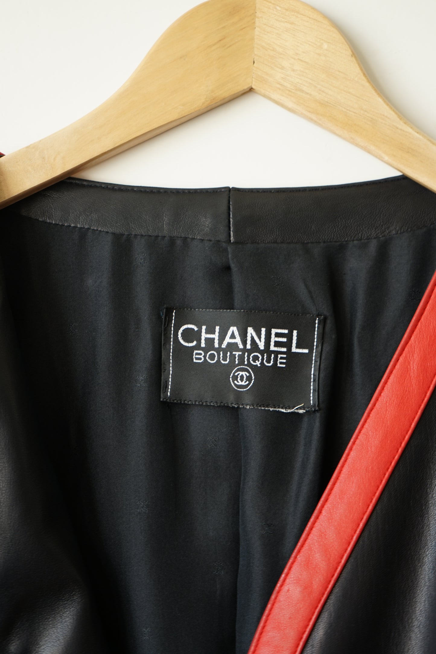 Chanel veste en cuir vintage noire et rouge