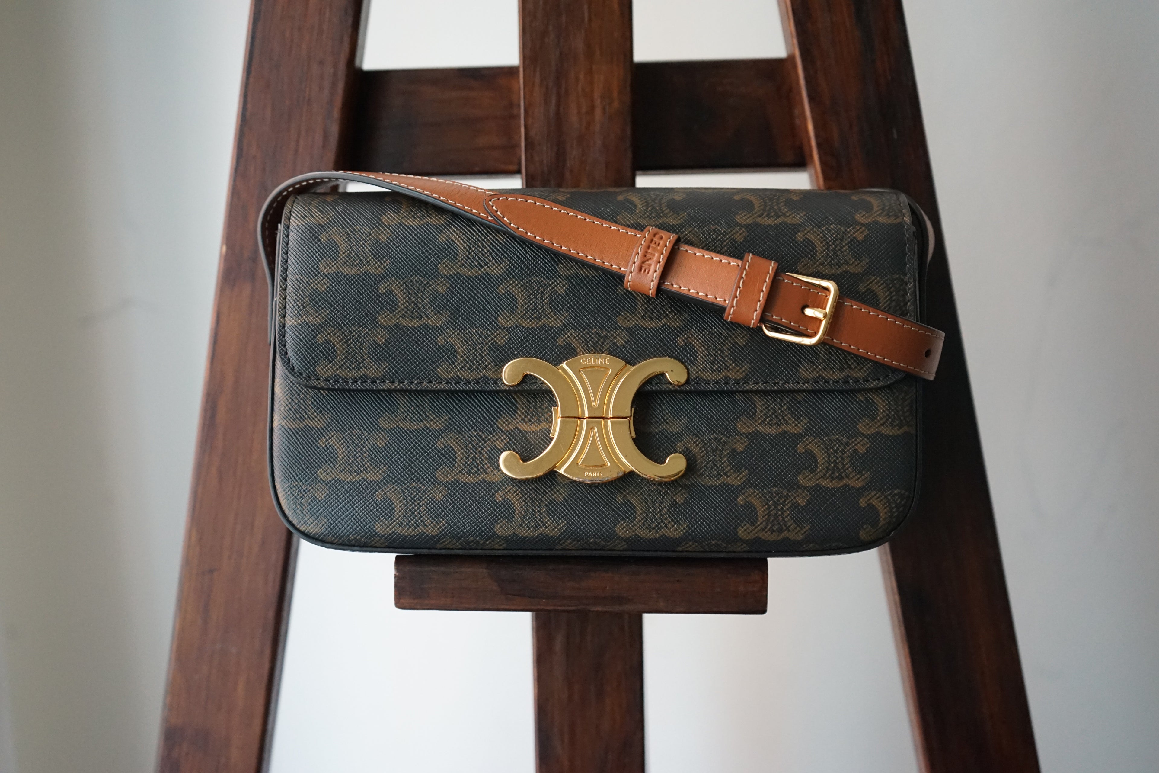 Celine sac à main Triomphe en toile imprimée et veau camel