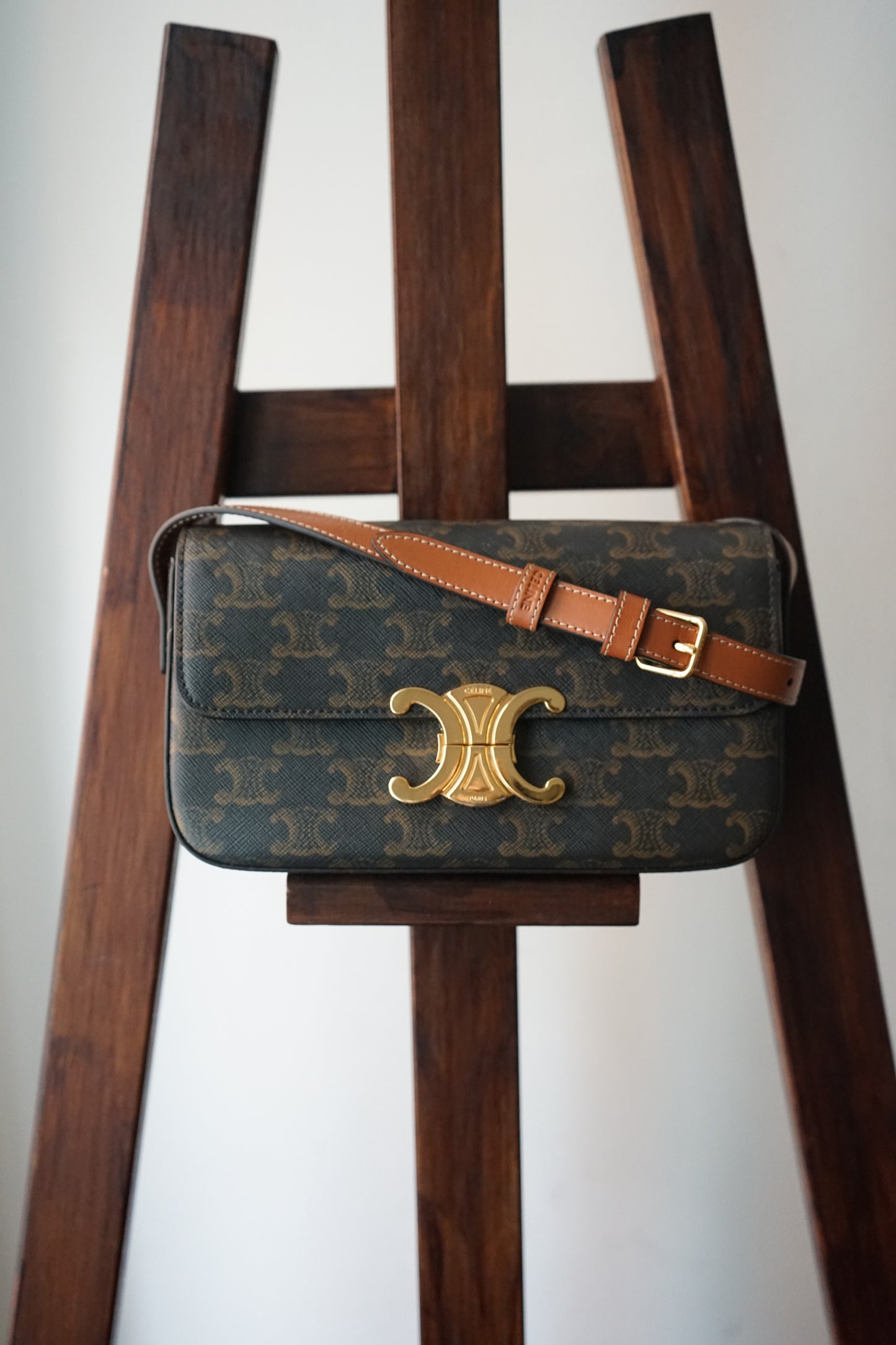 Celine sac à main Triomphe en toile imprimée et veau camel