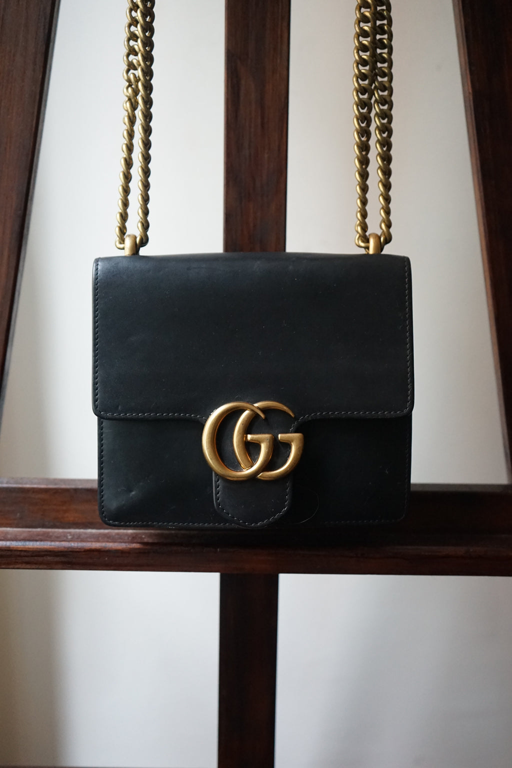 Gucci sac modèle gg marmont chain porté épaule en cuir noir