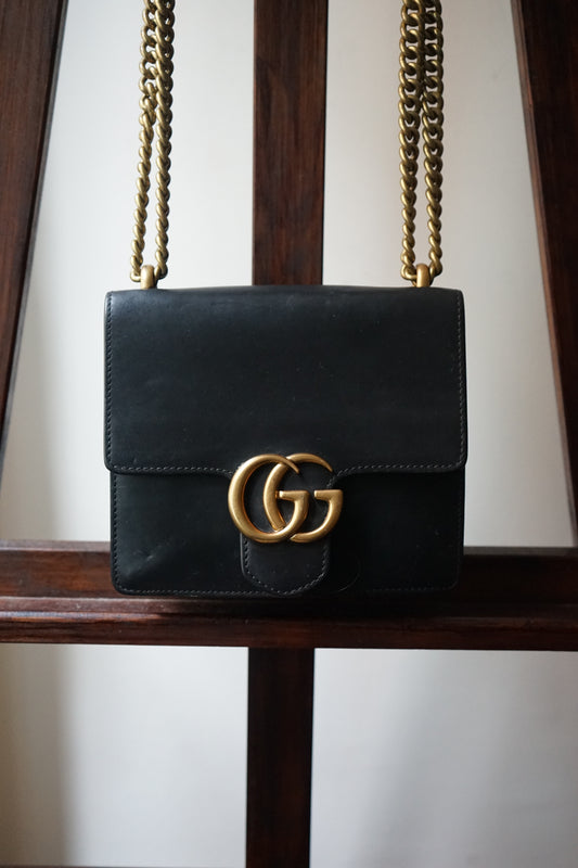 Gucci sac modèle gg marmont chain porté épaule en cuir noir