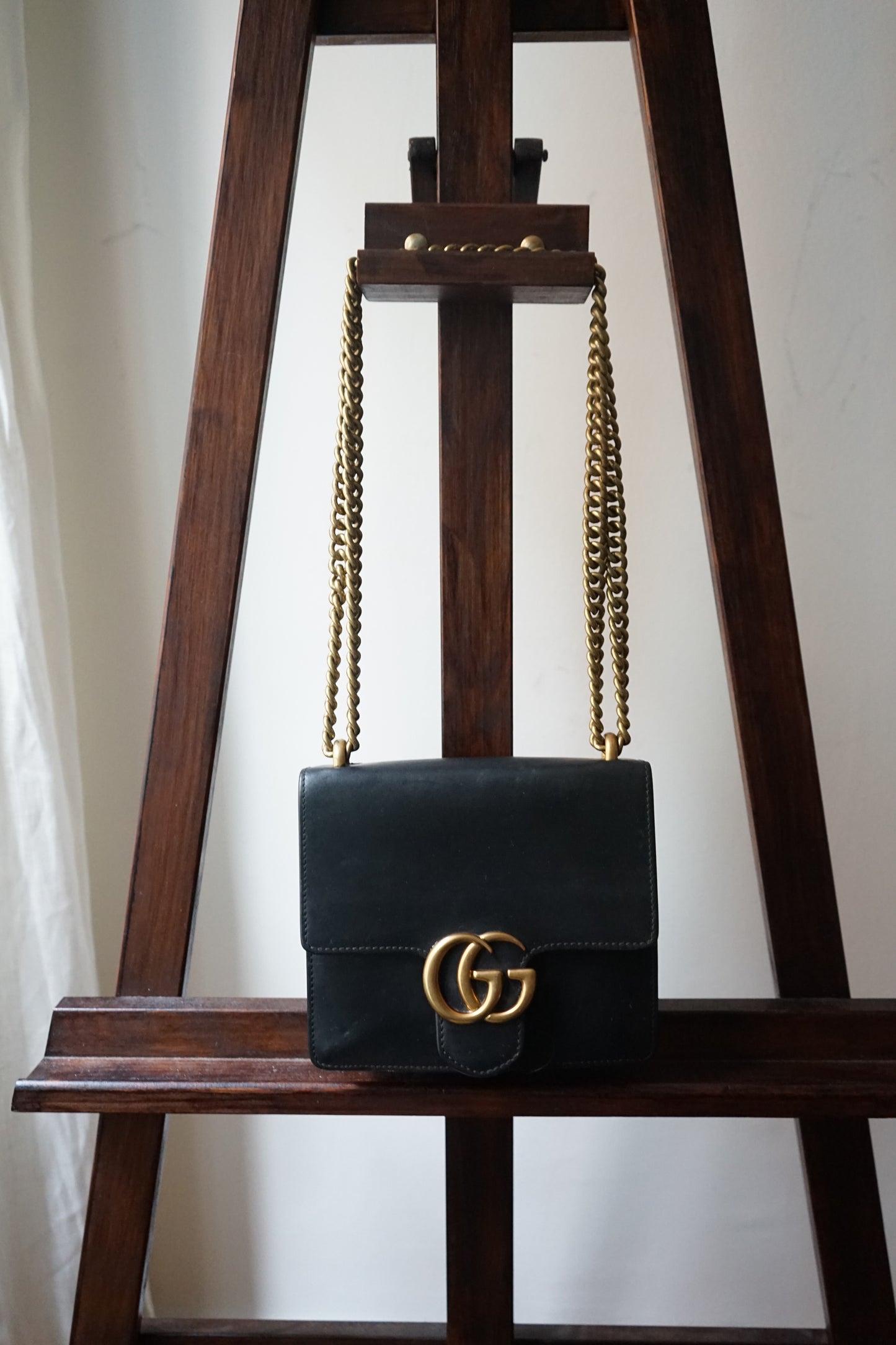 Gucci sac modèle gg marmont chain porté épaule en cuir noir