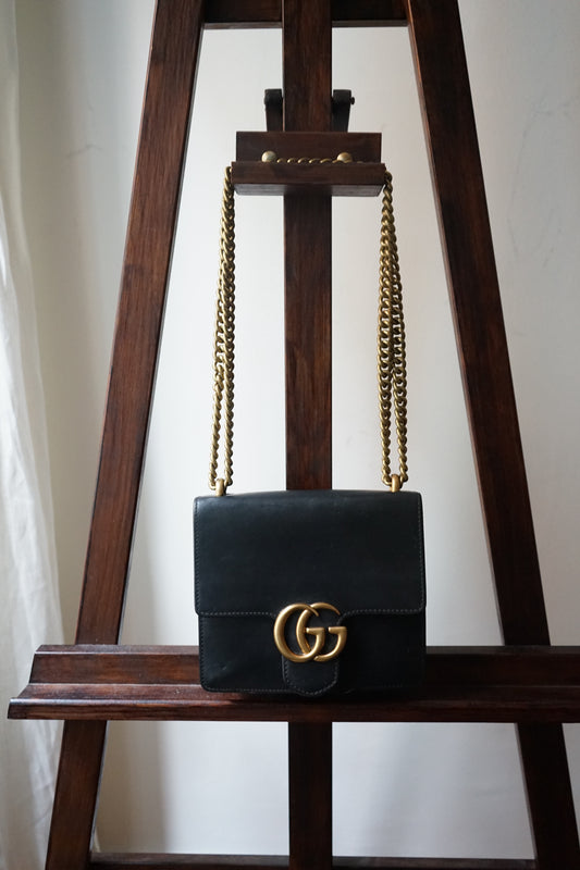 Gucci sac modèle gg marmont chain porté épaule en cuir noir