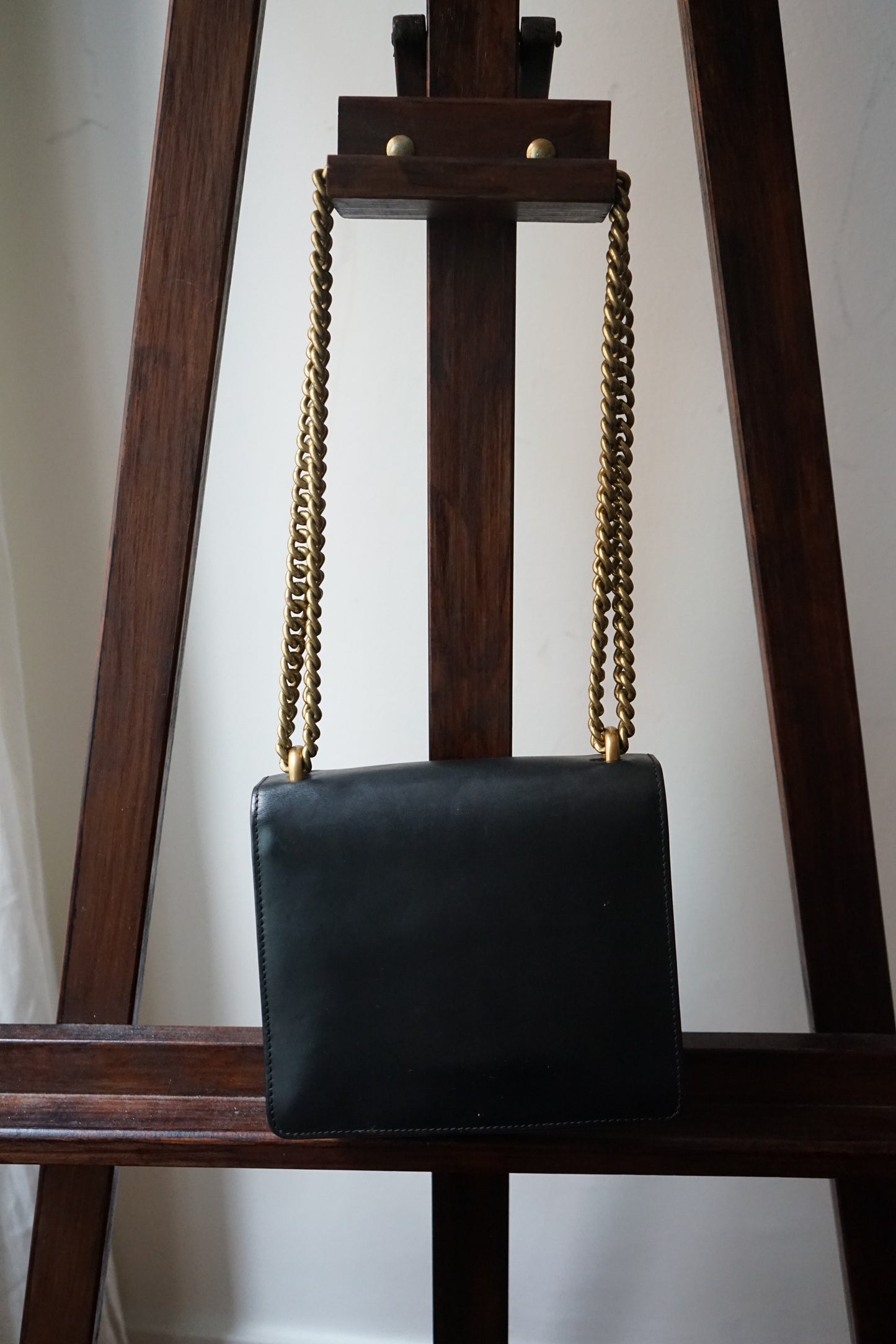 Gucci sac modèle gg marmont chain porté épaule en cuir noir