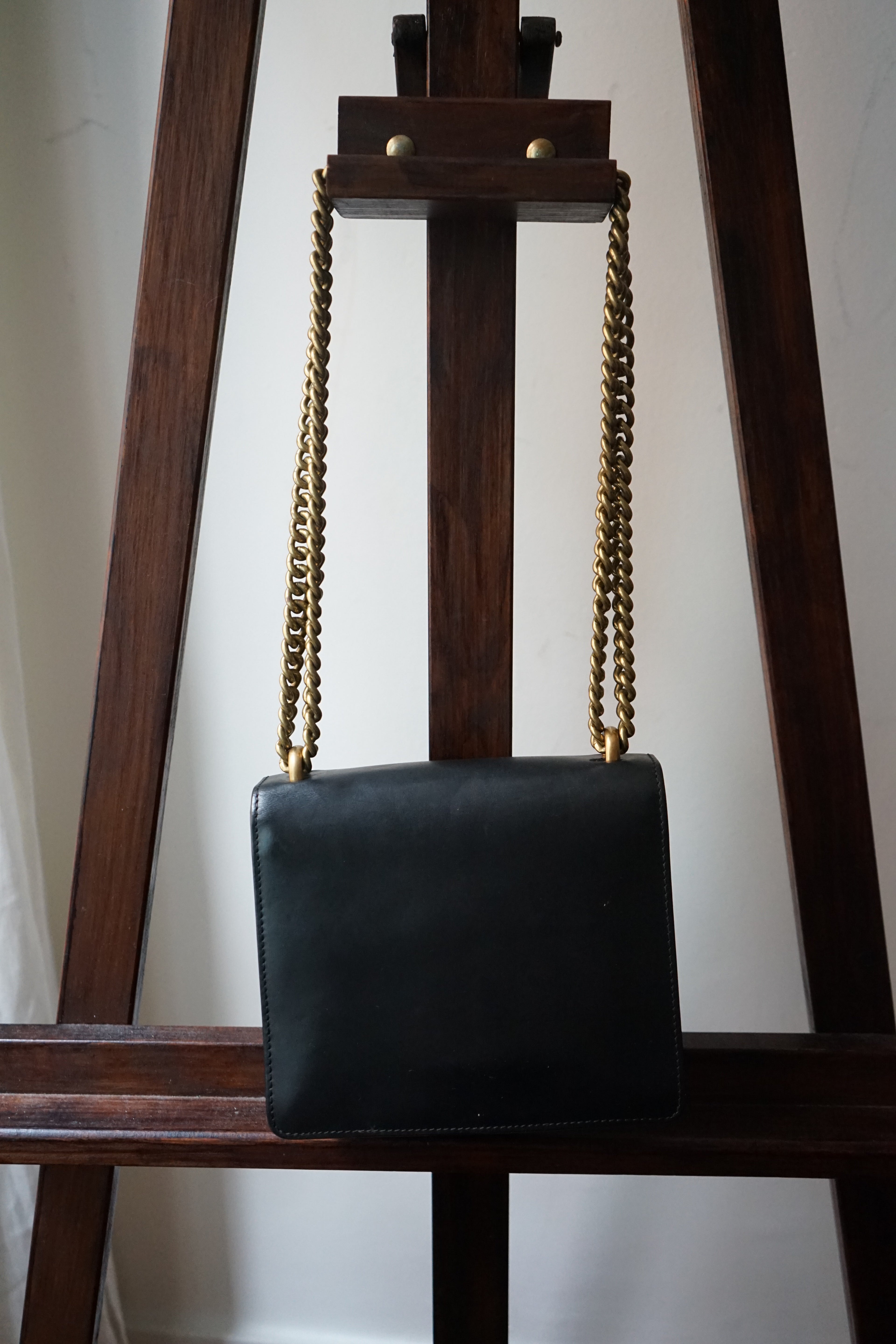 Gucci sac modèle gg marmont chain porté épaule en cuir noir