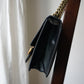 Gucci sac modèle gg marmont chain porté épaule en cuir noir