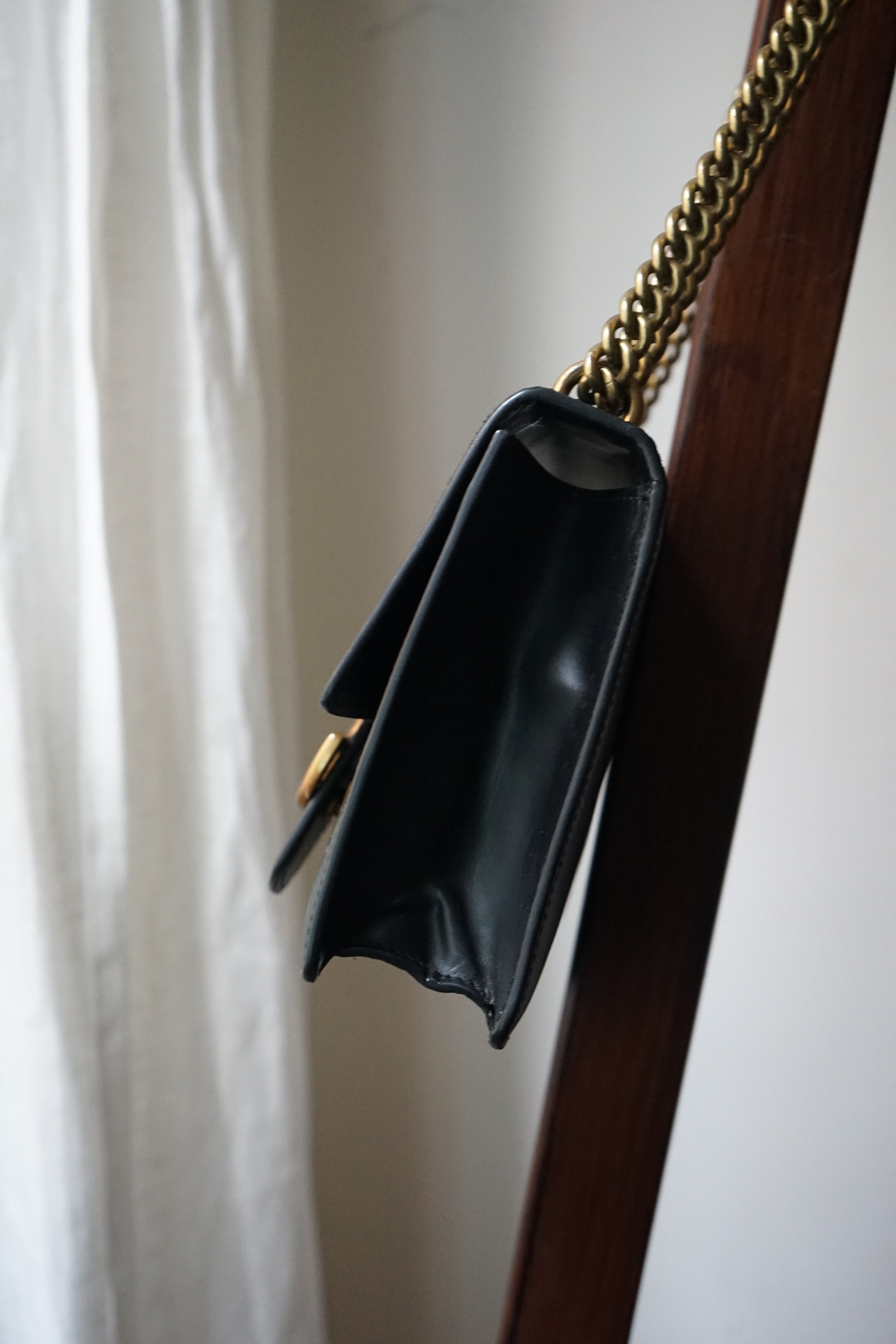 Gucci sac modèle gg marmont chain porté épaule en cuir noir