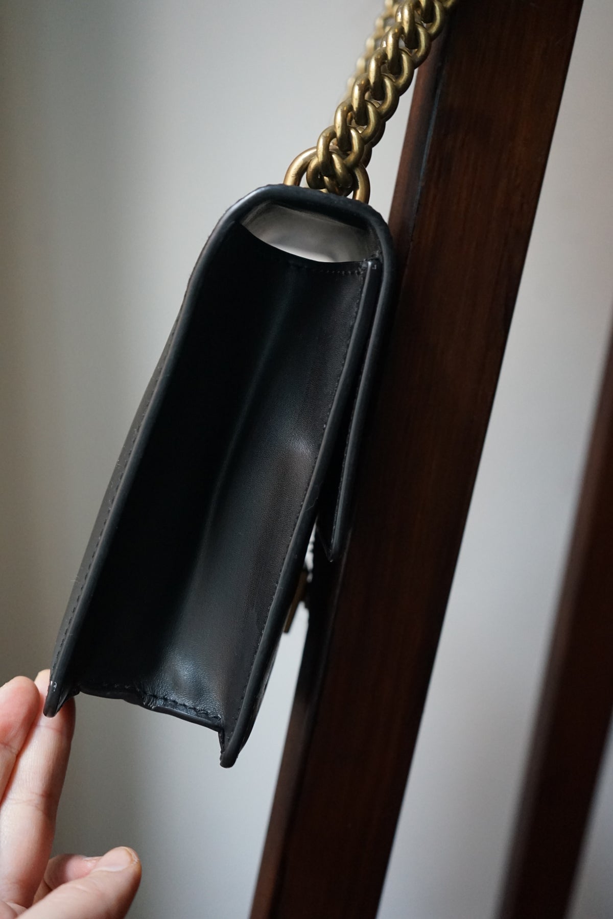 Gucci sac modèle gg marmont chain porté épaule en cuir noir