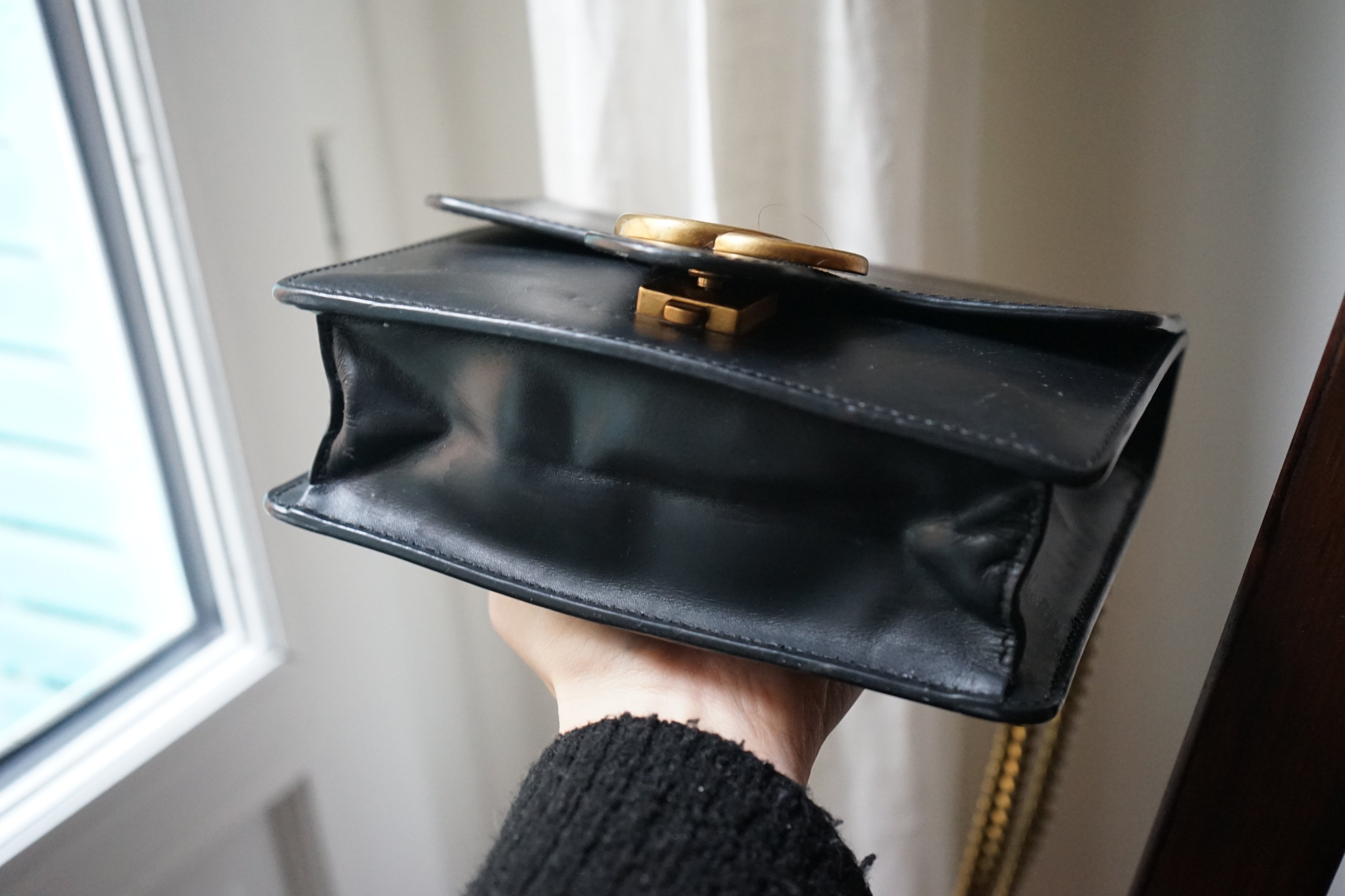 Gucci sac modèle gg marmont chain porté épaule en cuir noir