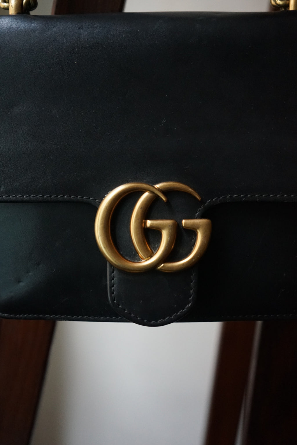 Gucci sac modèle gg marmont chain porté épaule en cuir noir