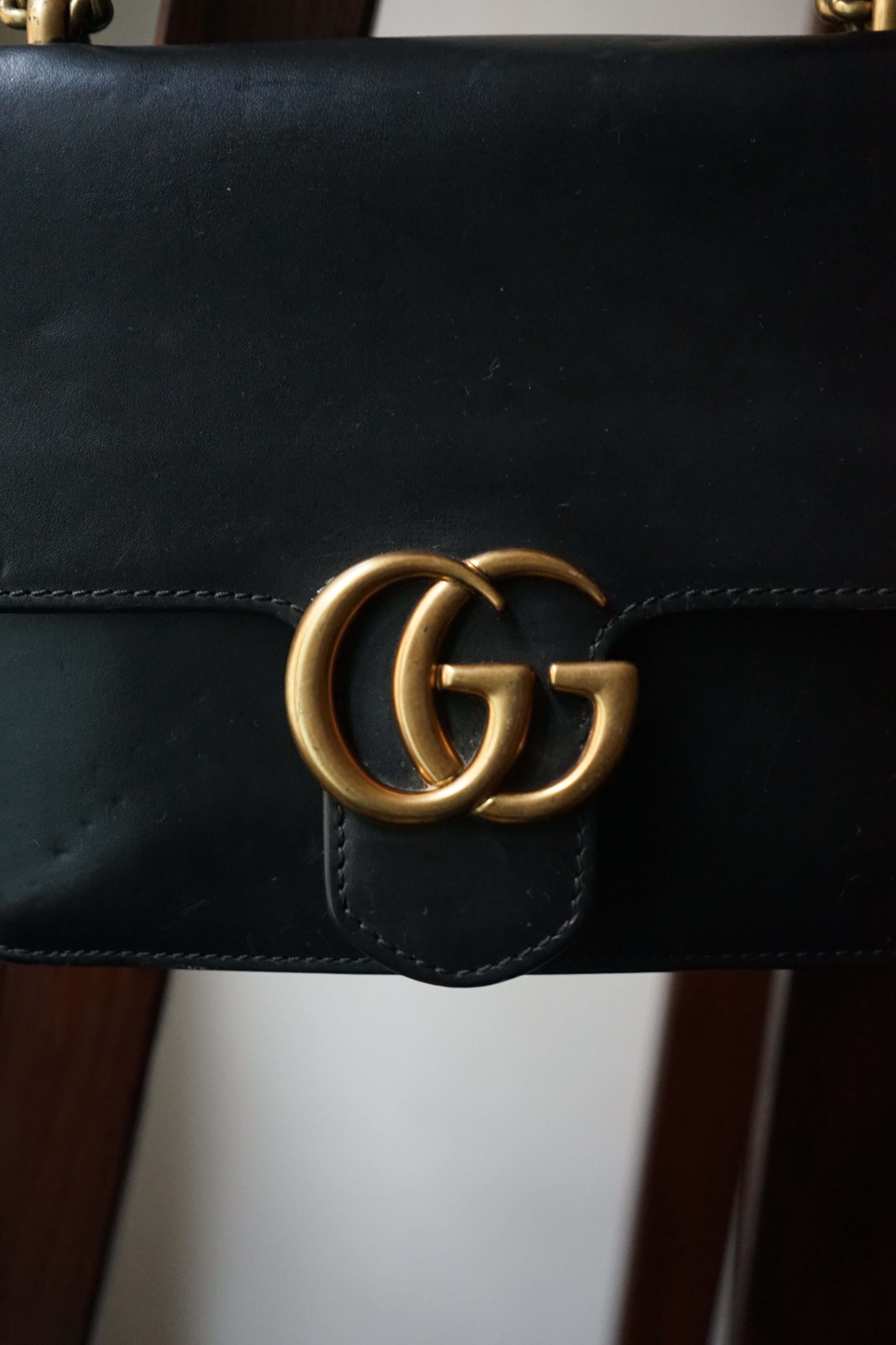 Gucci sac modèle gg marmont chain porté épaule en cuir noir