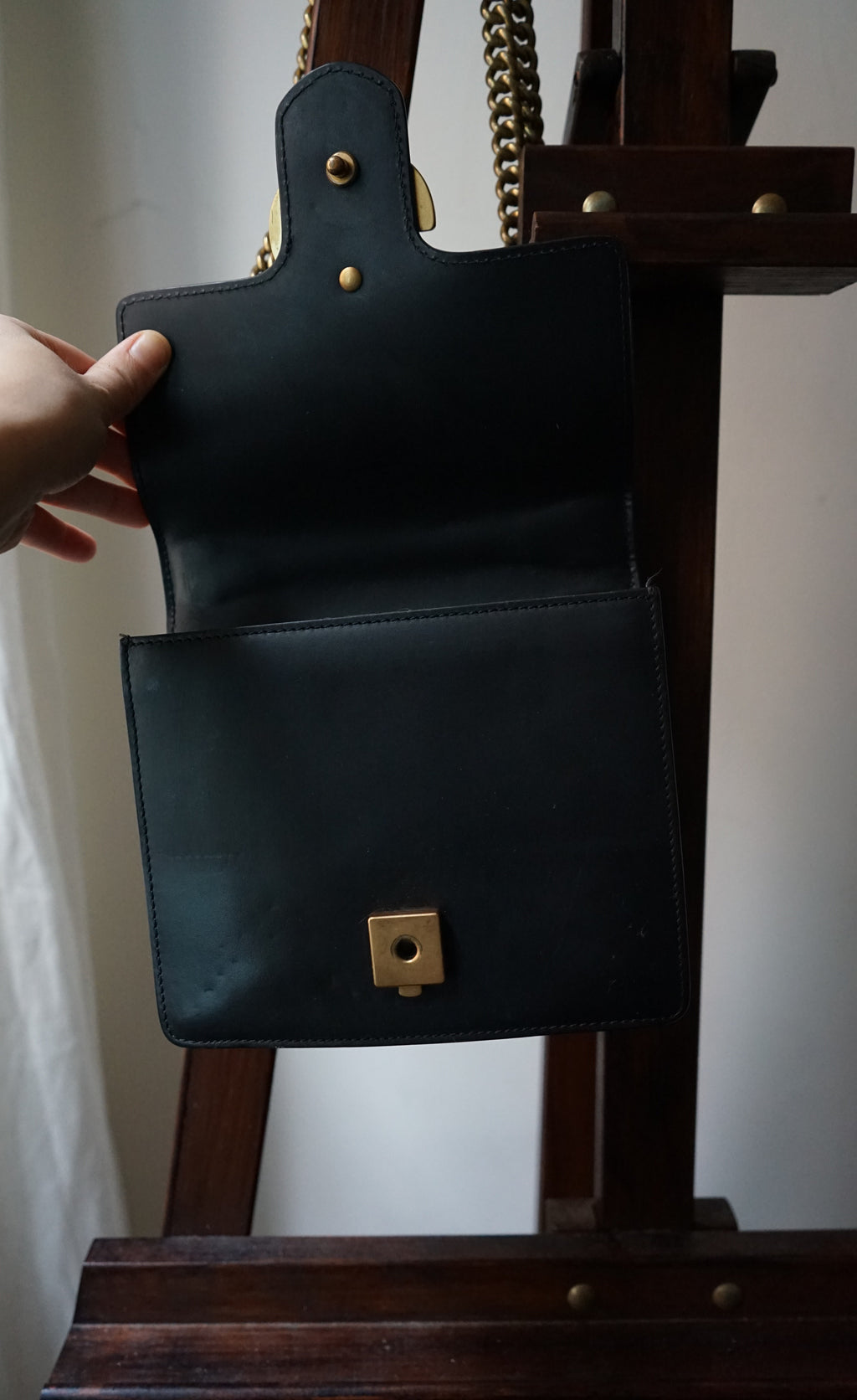 Gucci sac modèle gg marmont chain porté épaule en cuir noir