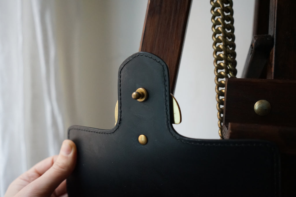 Gucci sac modèle gg marmont chain porté épaule en cuir noir