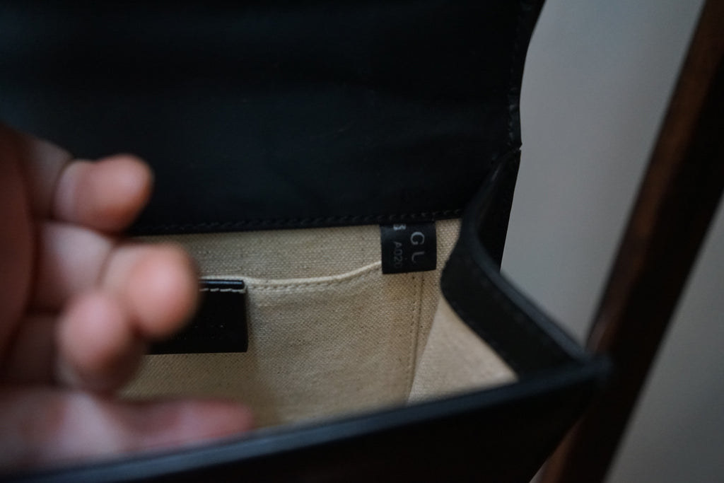 Gucci sac modèle gg marmont chain porté épaule en cuir noir
