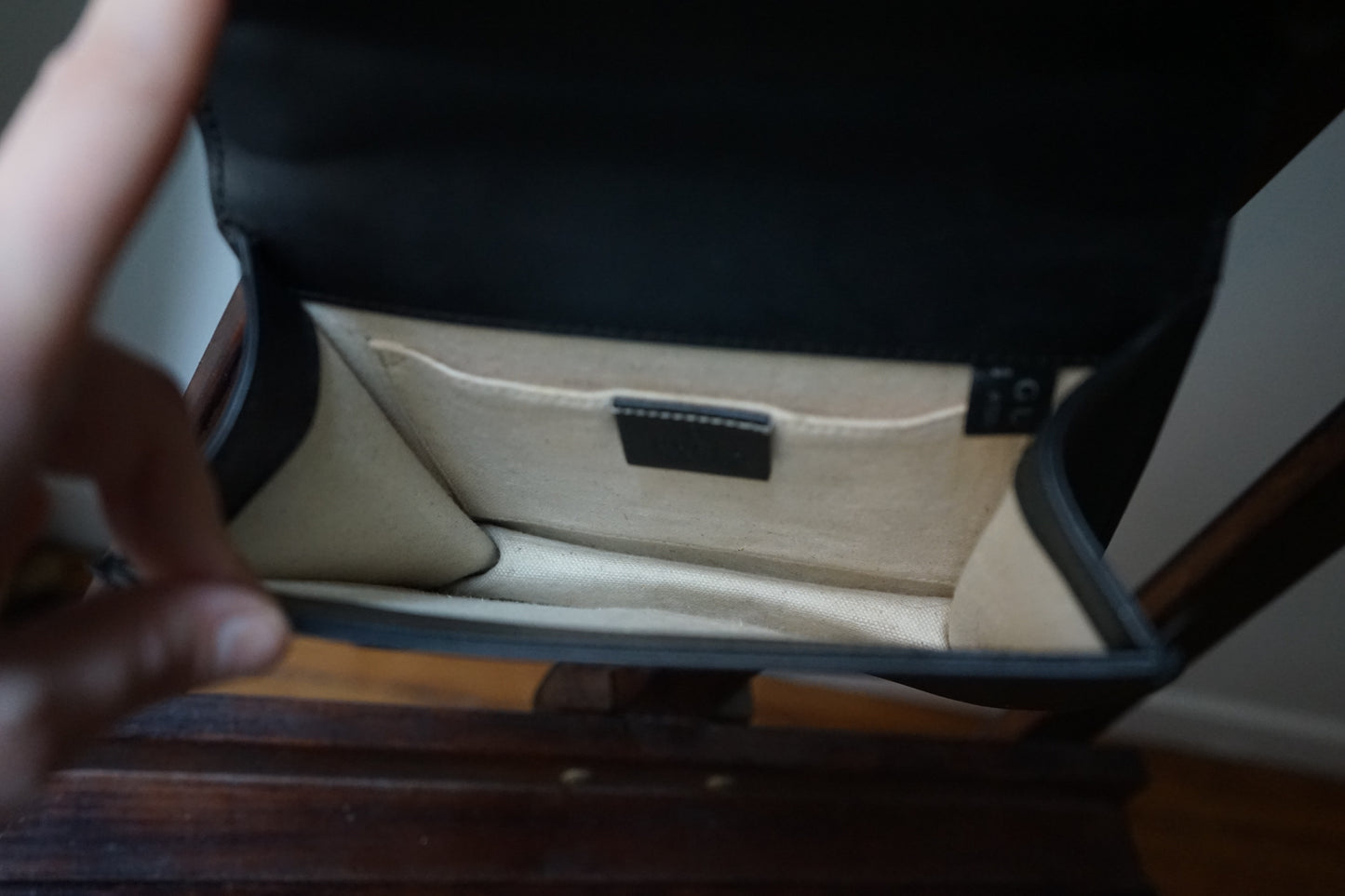 Gucci sac modèle gg marmont chain porté épaule en cuir noir
