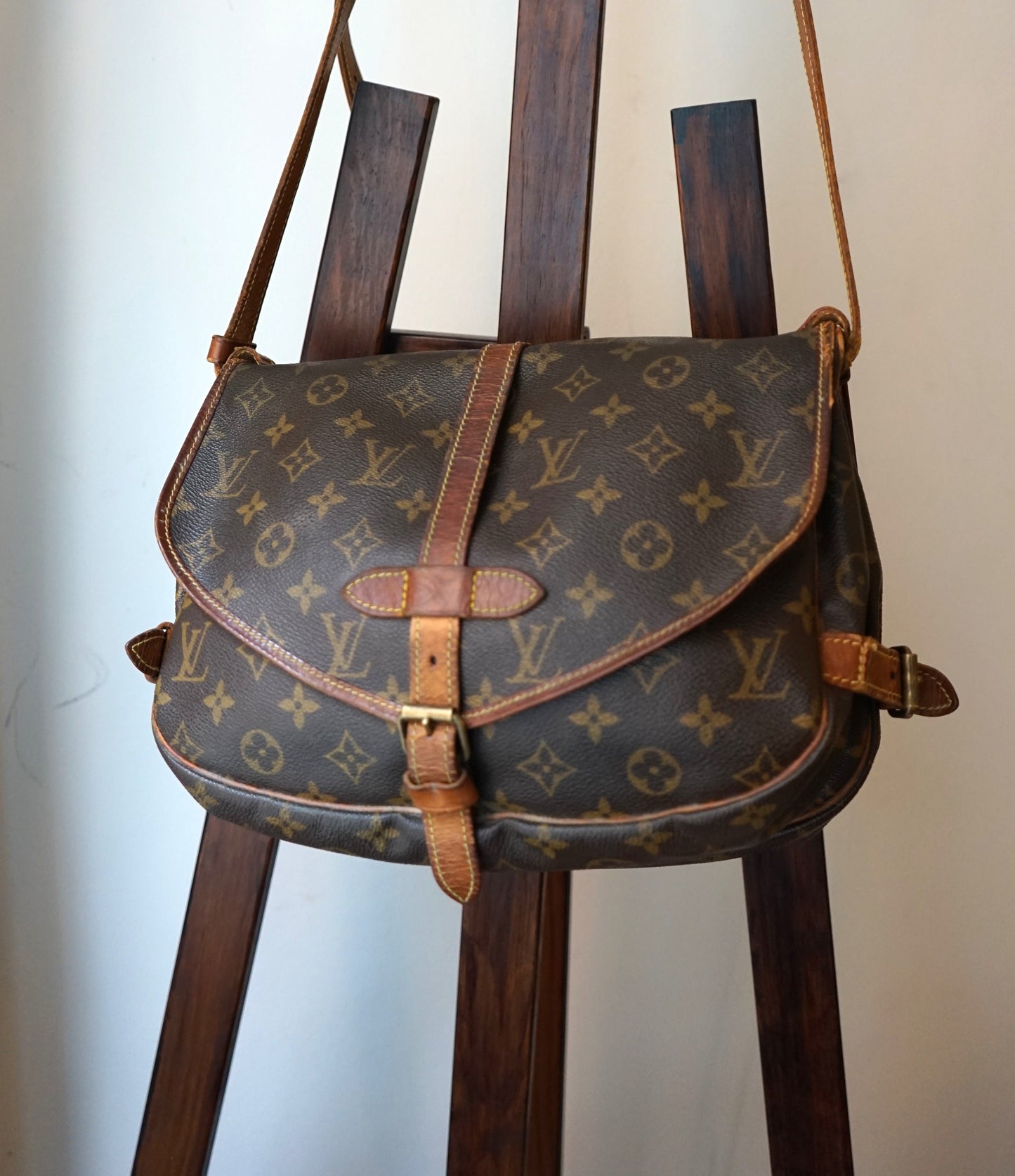 Louis Vuitton sac à main modèle Saumur en toile et cuir