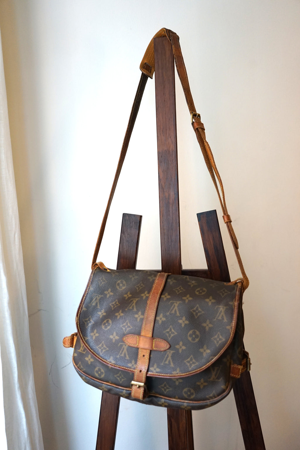 Louis Vuitton sac à main modèle Saumur en toile et cuir