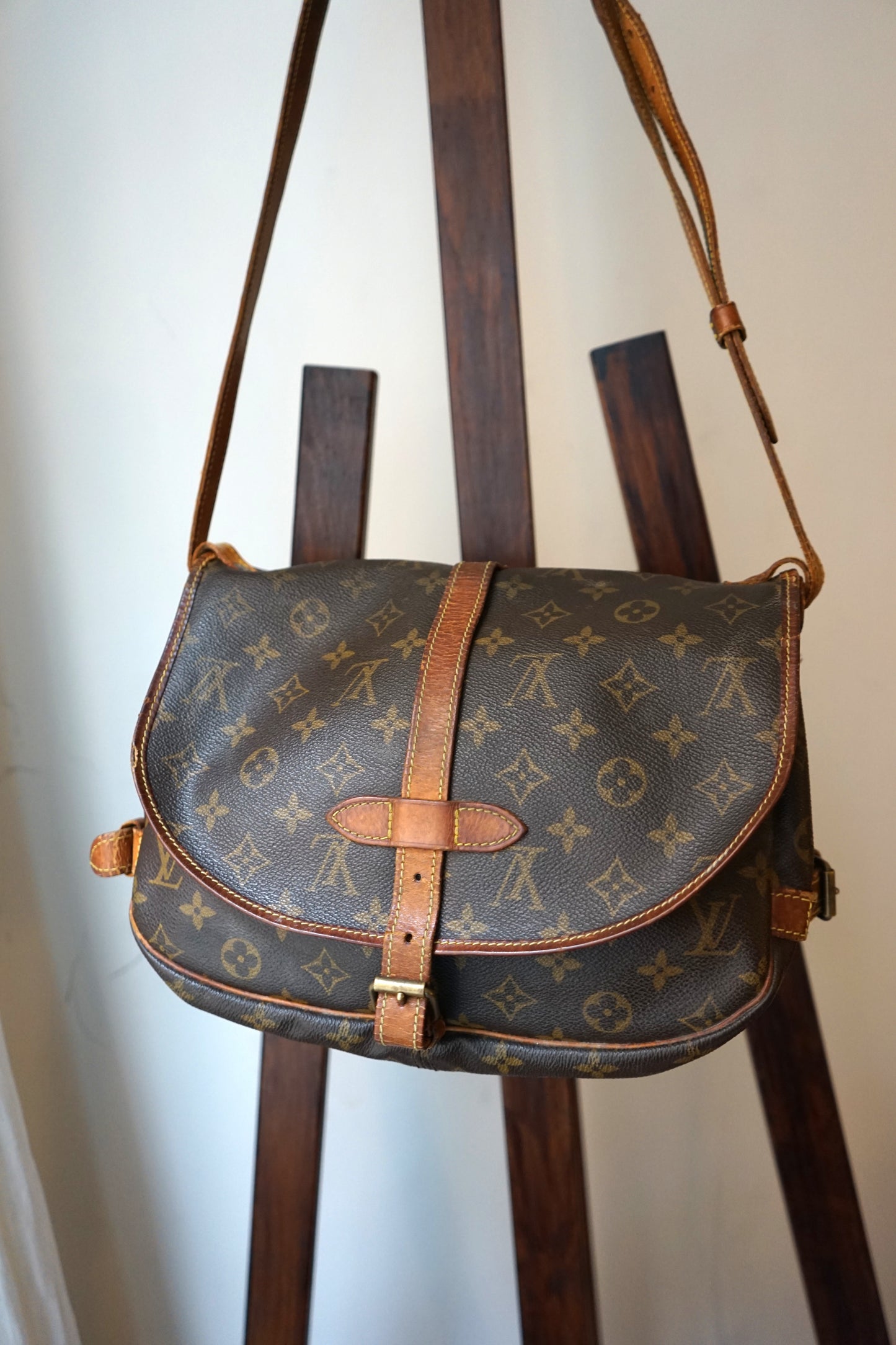 Louis Vuitton sac à main modèle Saumur en toile et cuir