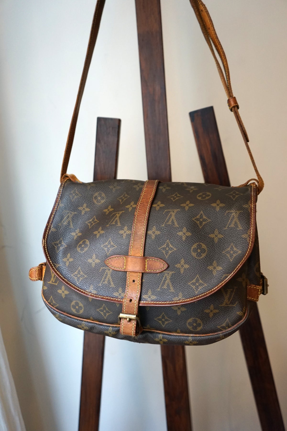 Louis Vuitton sac à main modèle Saumur en toile et cuir