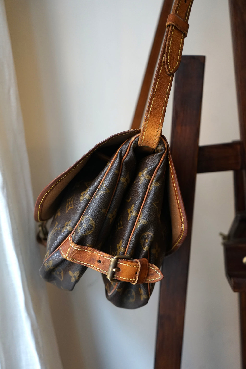 Louis Vuitton sac à main modèle Saumur en toile et cuir