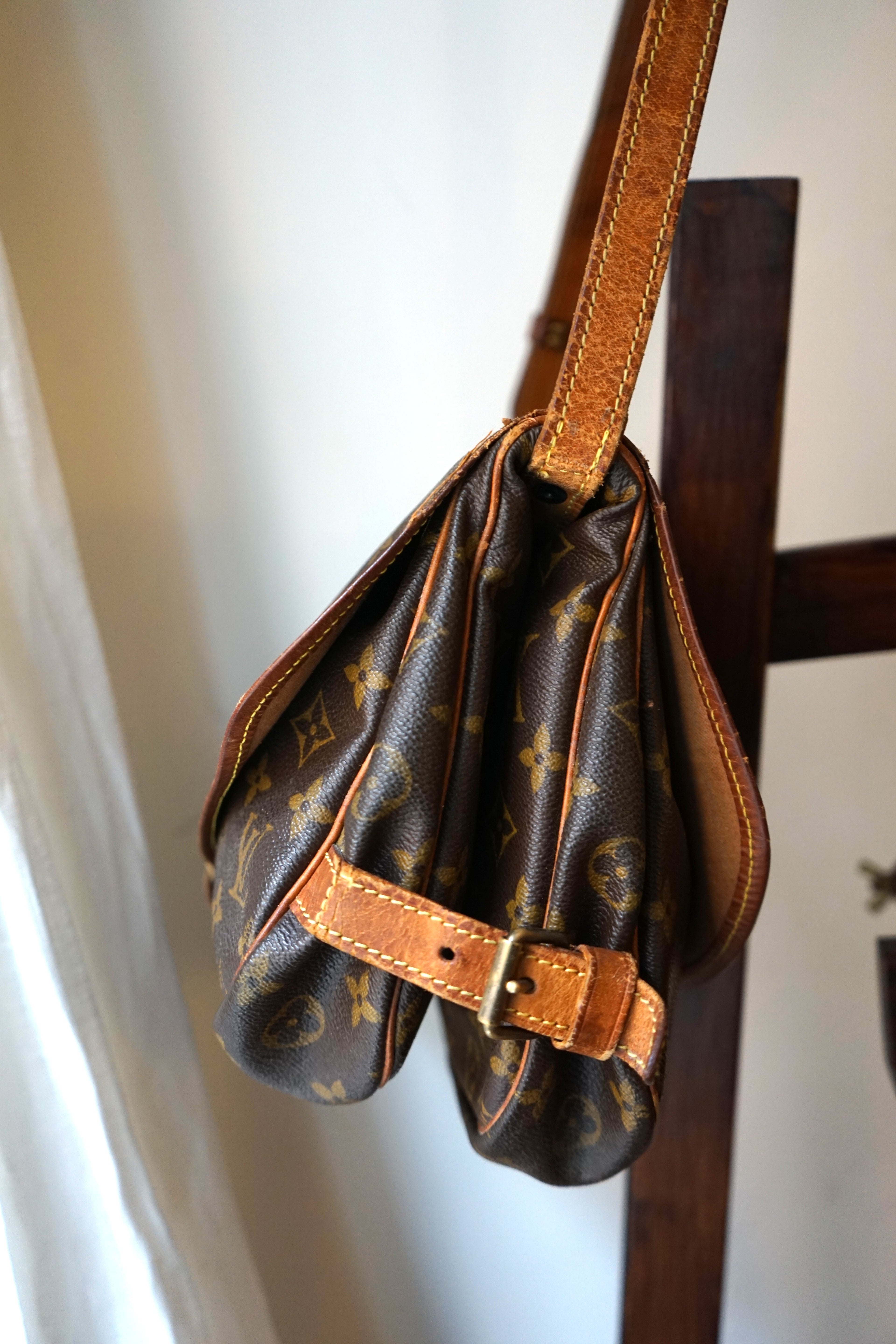 Louis Vuitton sac à main modèle Saumur en toile et cuir