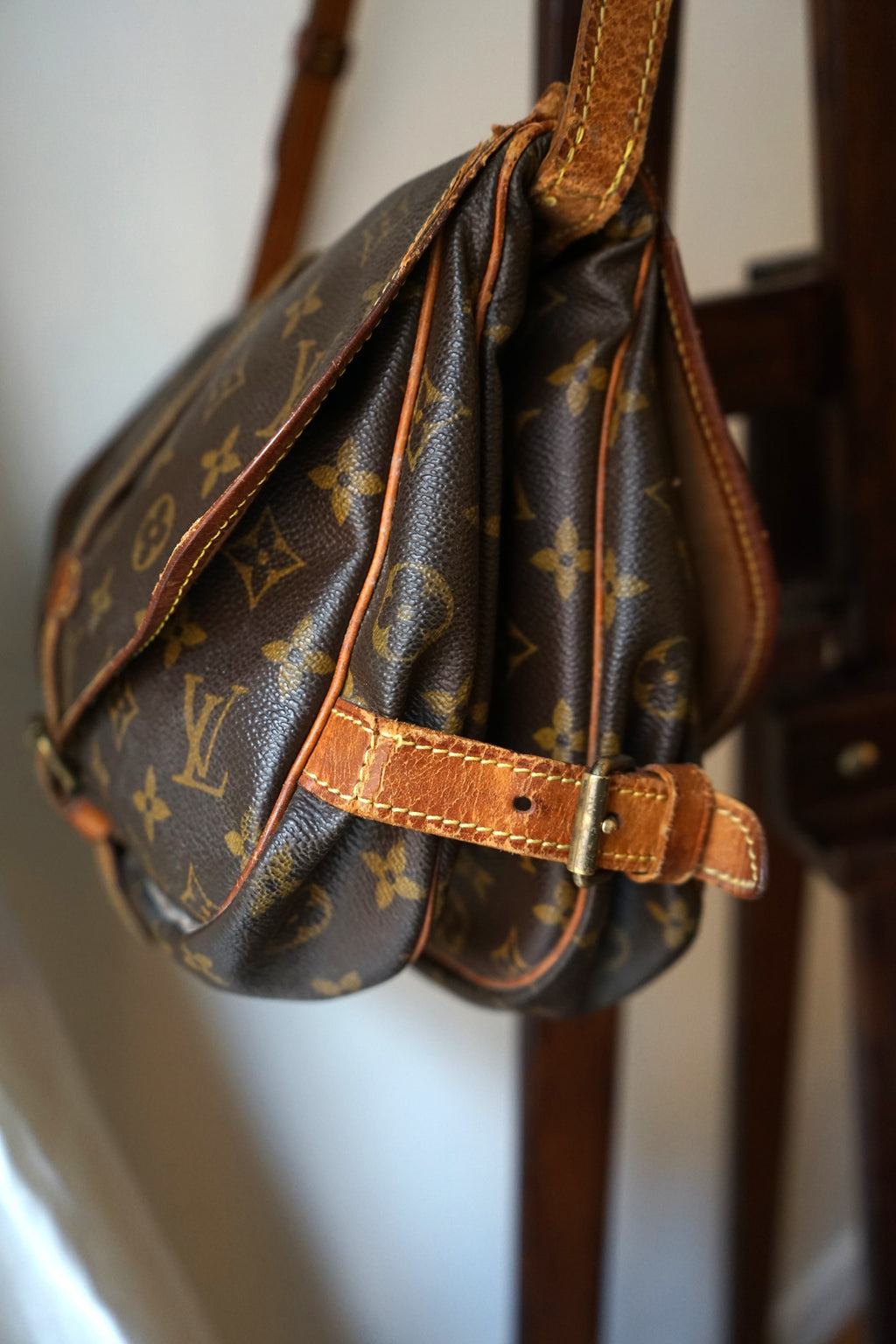 Louis Vuitton sac à main modèle Saumur en toile et cuir