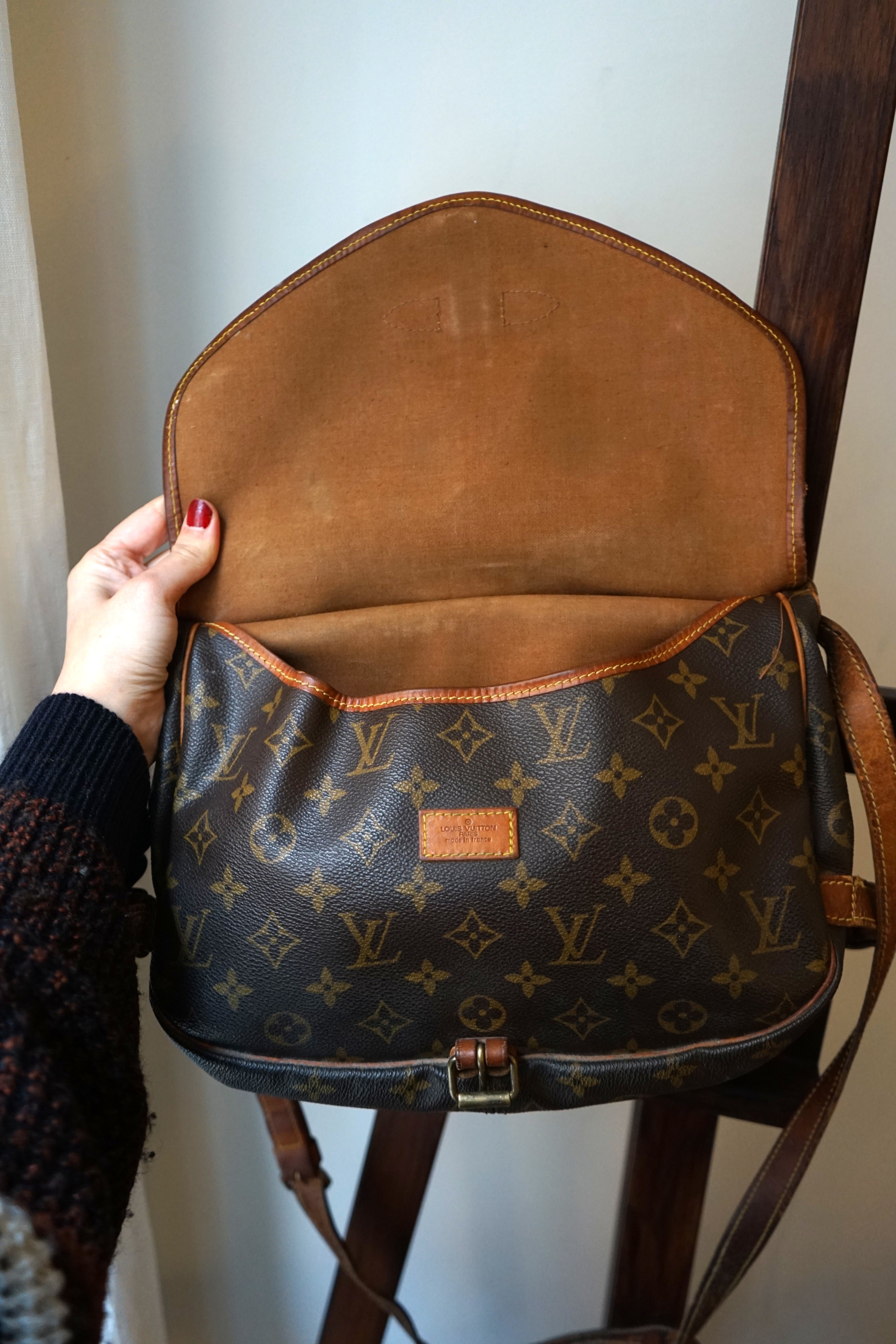 Louis Vuitton sac à main modèle Saumur en toile et cuir