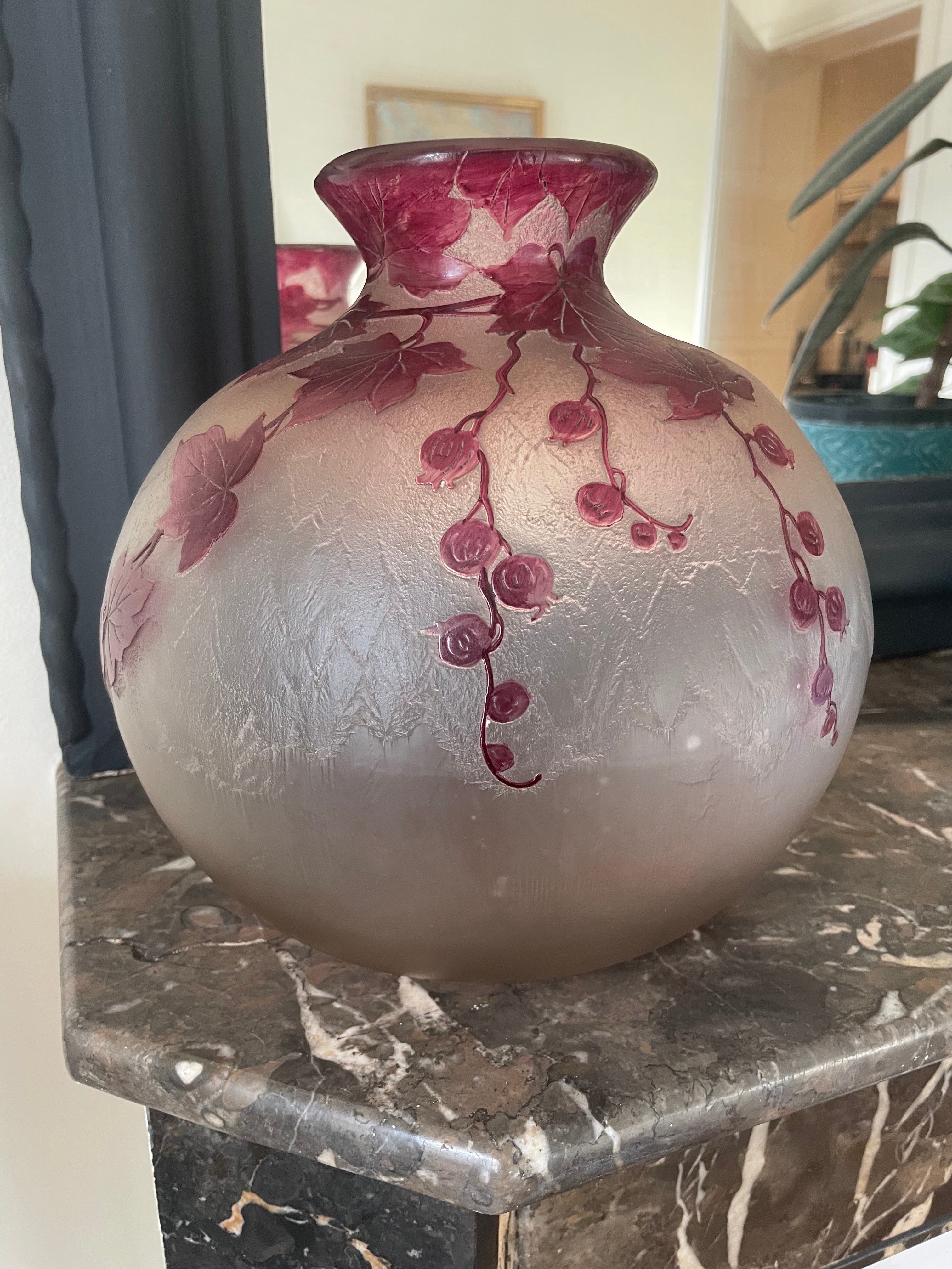 François Théodore Legras (1839 - 1916) vase boule  de la série Rubis