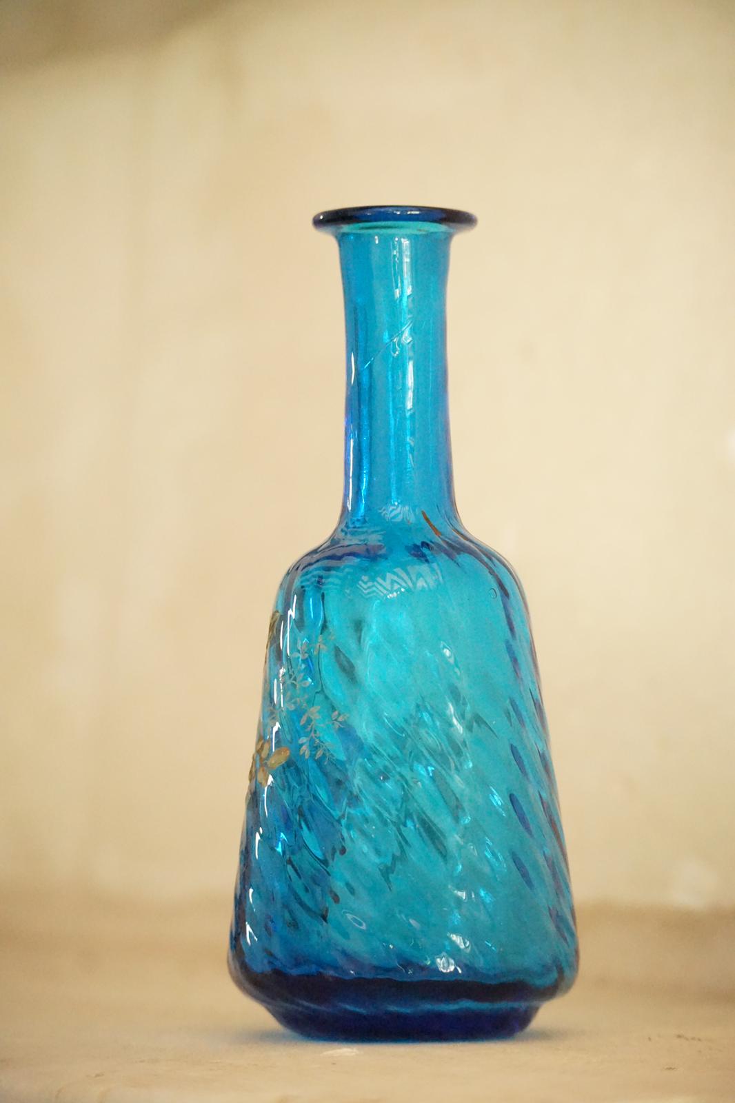 Legras carafe en verre émaillé bleu à décor d'une glycine