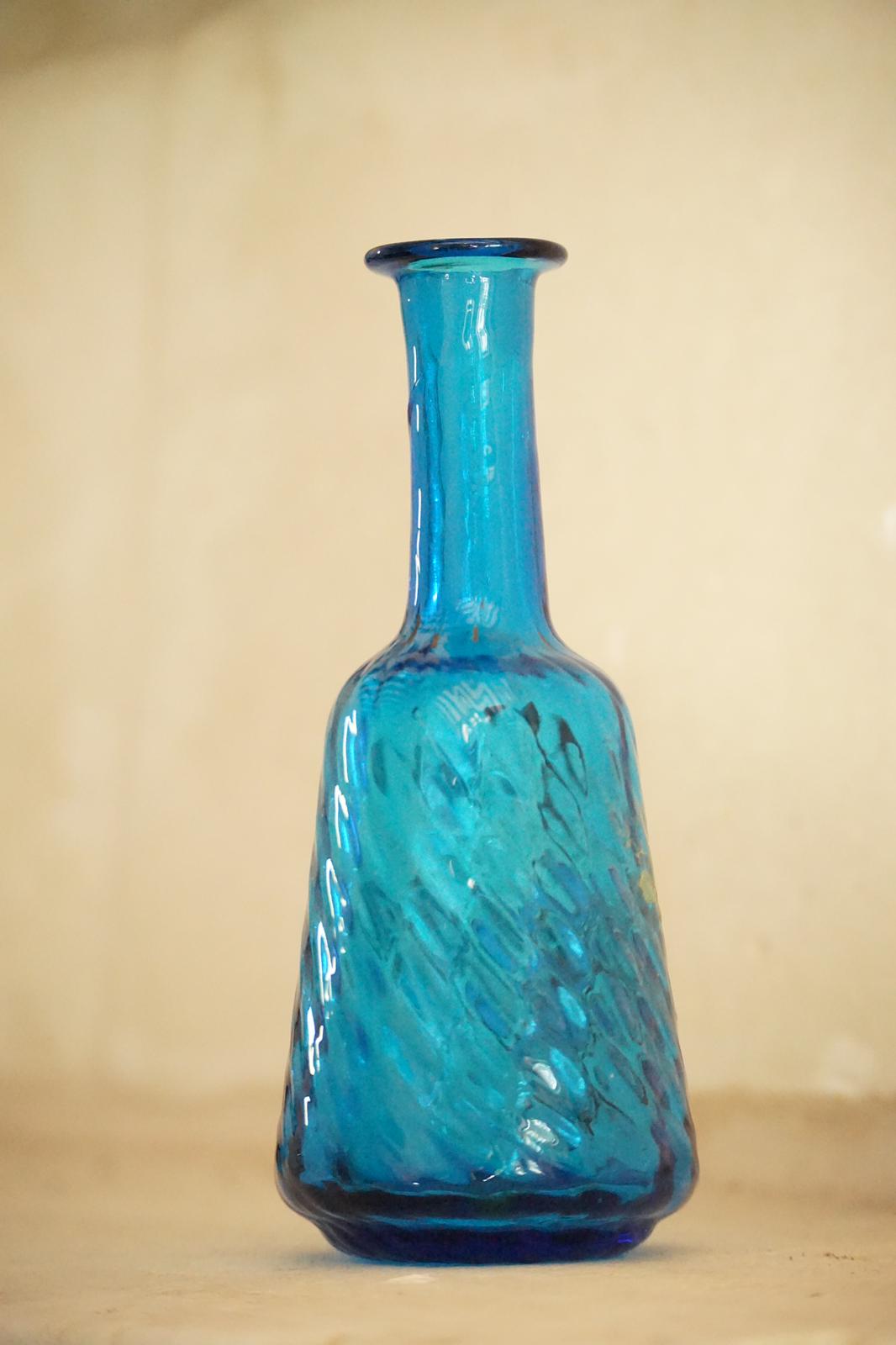 Legras carafe en verre émaillé bleu à décor d'une glycine