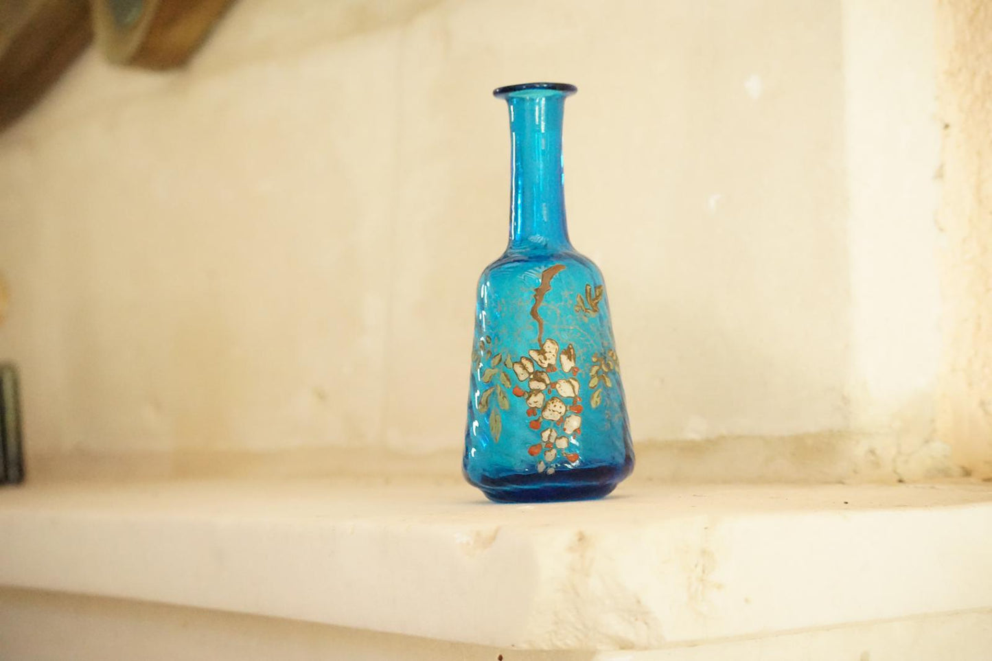 Legras carafe en verre émaillé bleu à décor d'une glycine