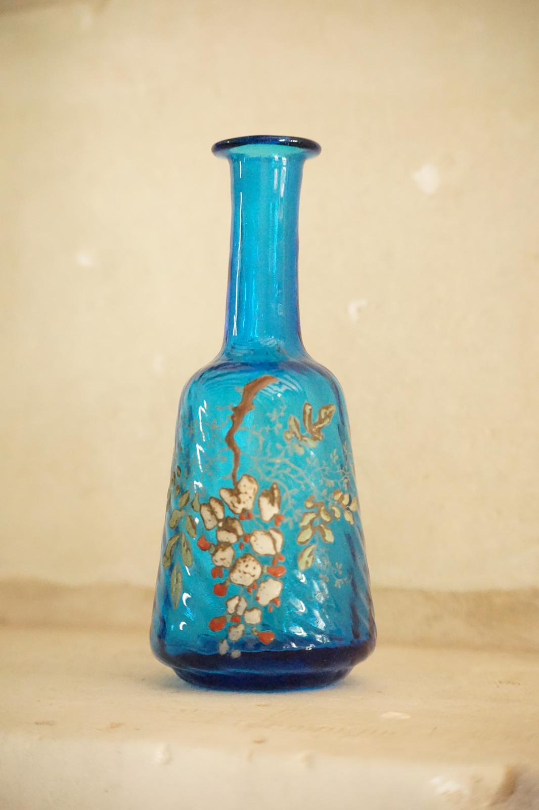 Legras carafe en verre émaillé bleu à décor d'une glycine