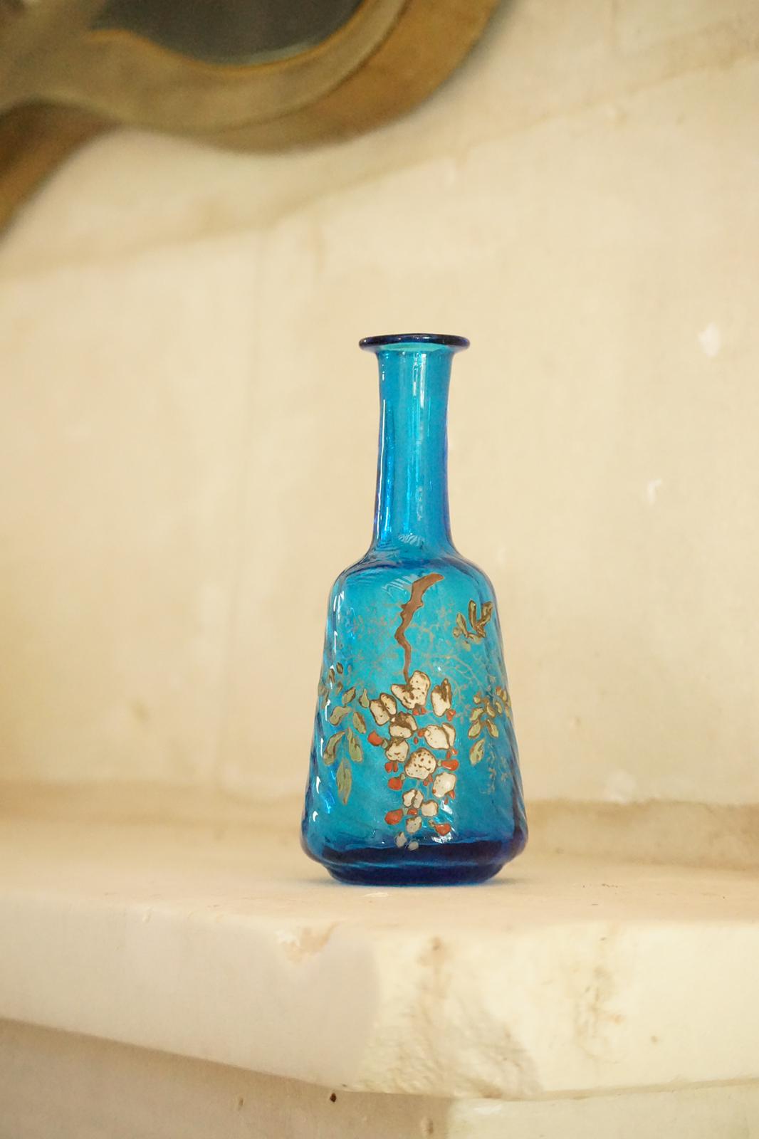 Legras carafe en verre émaillé bleu à décor d'une glycine