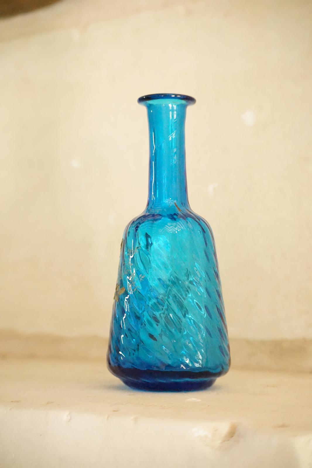 Legras carafe en verre émaillé bleu à décor d'une glycine